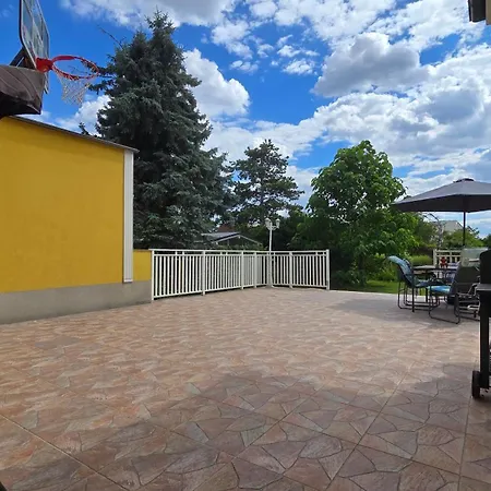 Villa Villa Familienglueck Mit Grossem Garten Pool Und 3 Zimmer