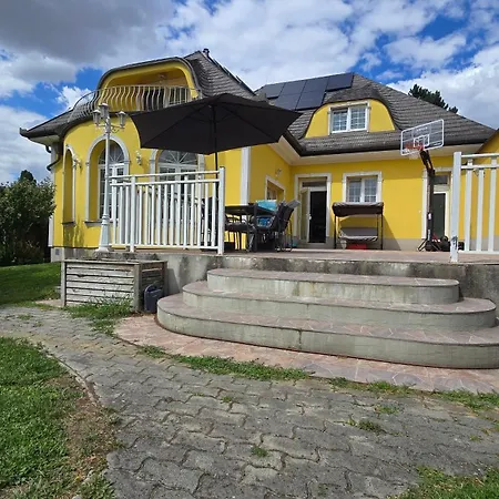 Villa Familienglueck Mit Grossem Garten Pool Und 3 Zimmer Gerasdorf bei Wien