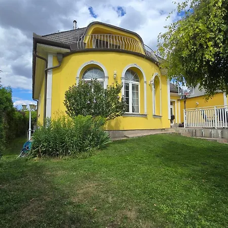 Villa Villa Familienglueck Mit Grossem Garten Pool Und 3 Zimmer *